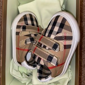 Burberry baby shoes